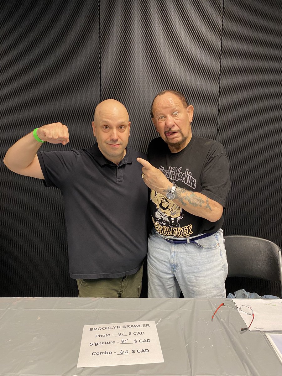 JoeHayward1's tweet photo. @OSWreview I recently met bushwhacker Luke, it’s hard to see here but his shirt said smackin &amp; whackin! I totally would have bought one if he was selling them. #oswreview https://t.co/VCWi8GqvHy