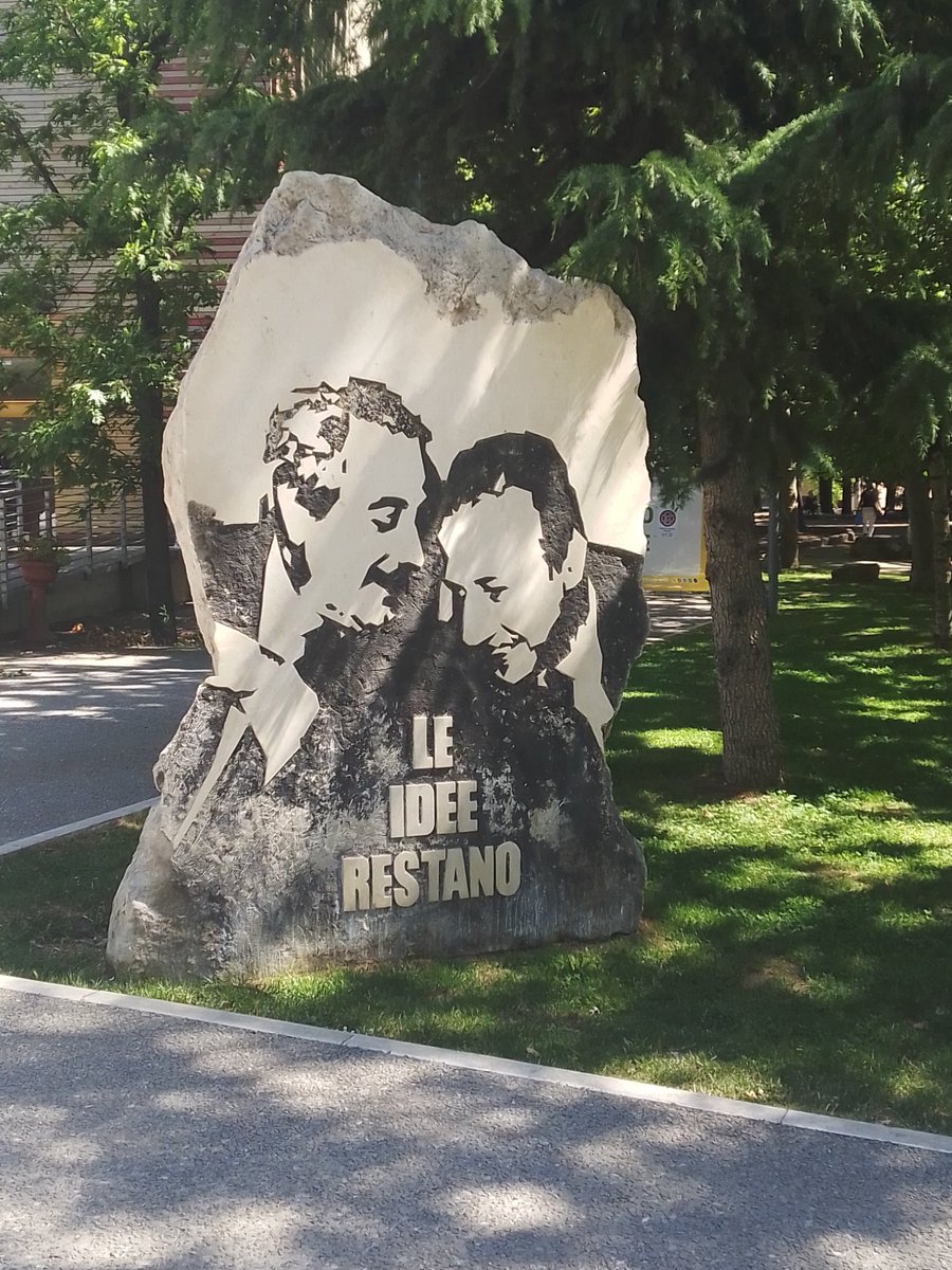 "Parlate della mafia. Parlatene alla radio, in televisione, sui giornali. Però parlatene."
Paolo Borsellino

.. è più se ne discute, più si ha coscienza dei danni economici che realizza.

Monumento a Paolo Borsellino e Giovanni Falcone, Parco del Castello, L'Aquila (f.mia)