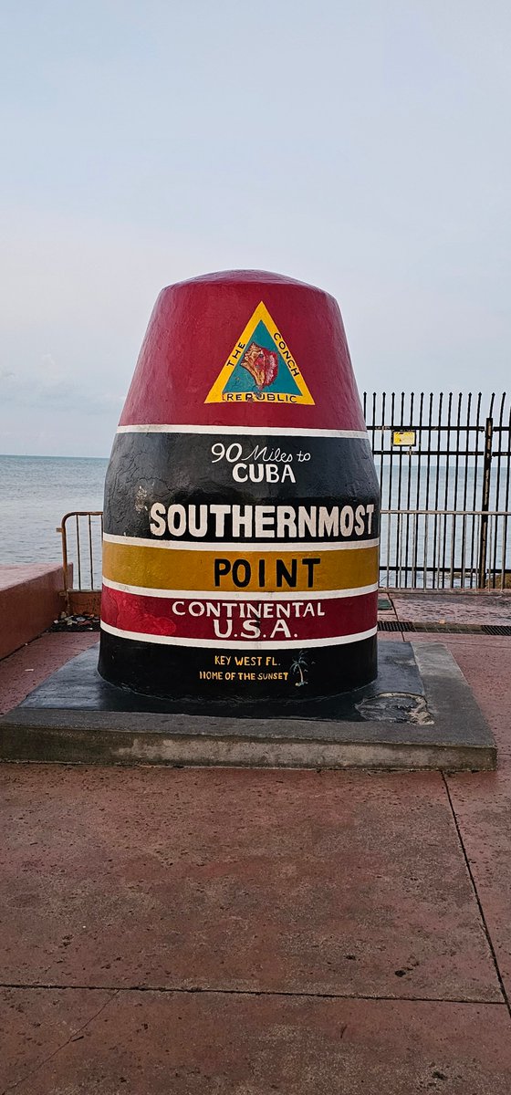 FlaKeysResorts's tweet image. Good morning from the edge of America!

There&apos;s something magical about starting your day at the Southernmost Point.

That quiet moment when the sun meets the horizon and you can almost feel Cuba calling from 90 miles away.

I love how this colorful buoy connects us all - locals,…