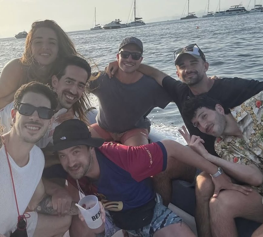 LAREINANDALUZA's tweet photo. Hola mi gente bonita, aquí andamos disfrutando de estas increíbles vacaciones rodeadas de personas que me llenan el alma, y hacen mis días más bonitos. 😌💖 

@Juanillofk mi amor ♥️
@yatrafake_ mi amigo bacano 🫶🏻

#Fake
#Roleplay
#SeductiveThursday https://t.co/iTUWUzubC7