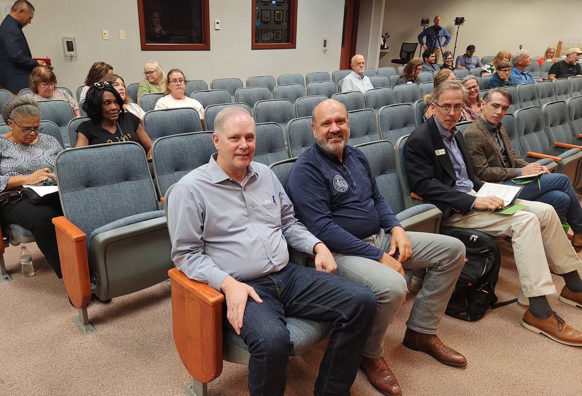 SodFatherFL's tweet image. Appreciate Commissioner @WiltonSimpson meeting members of our community at the Lake County Commission Workshop on Agricultural Landuse. Proud of all the work we did this year to support farmers and royal communities. Florida Ag is in great hands with Wilton Simpson!