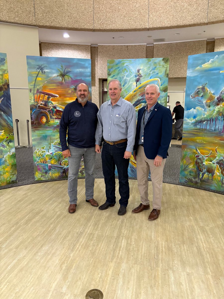 SodFatherFL's tweet image. Appreciate Commissioner @WiltonSimpson meeting members of our community at the Lake County Commission Workshop on Agricultural Landuse. Proud of all the work we did this year to support farmers and royal communities. Florida Ag is in great hands with Wilton Simpson!