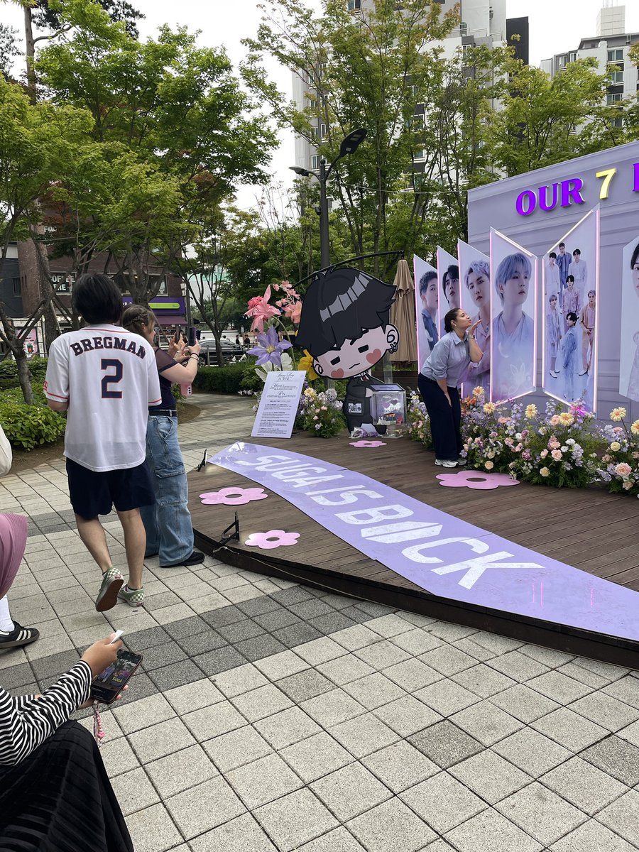 btsfanart_seoul's tweet photo. We stopped by HYBE this afternoon to share news about our exhibition and met so many amazing ARMY from around the world. Hope to see you at the show — we’re open through Sunday! 💜
#bts #btsfanart #방탄소년단 #아포방포 #presenceinabsence https://t.co/fo7j0VRyAu