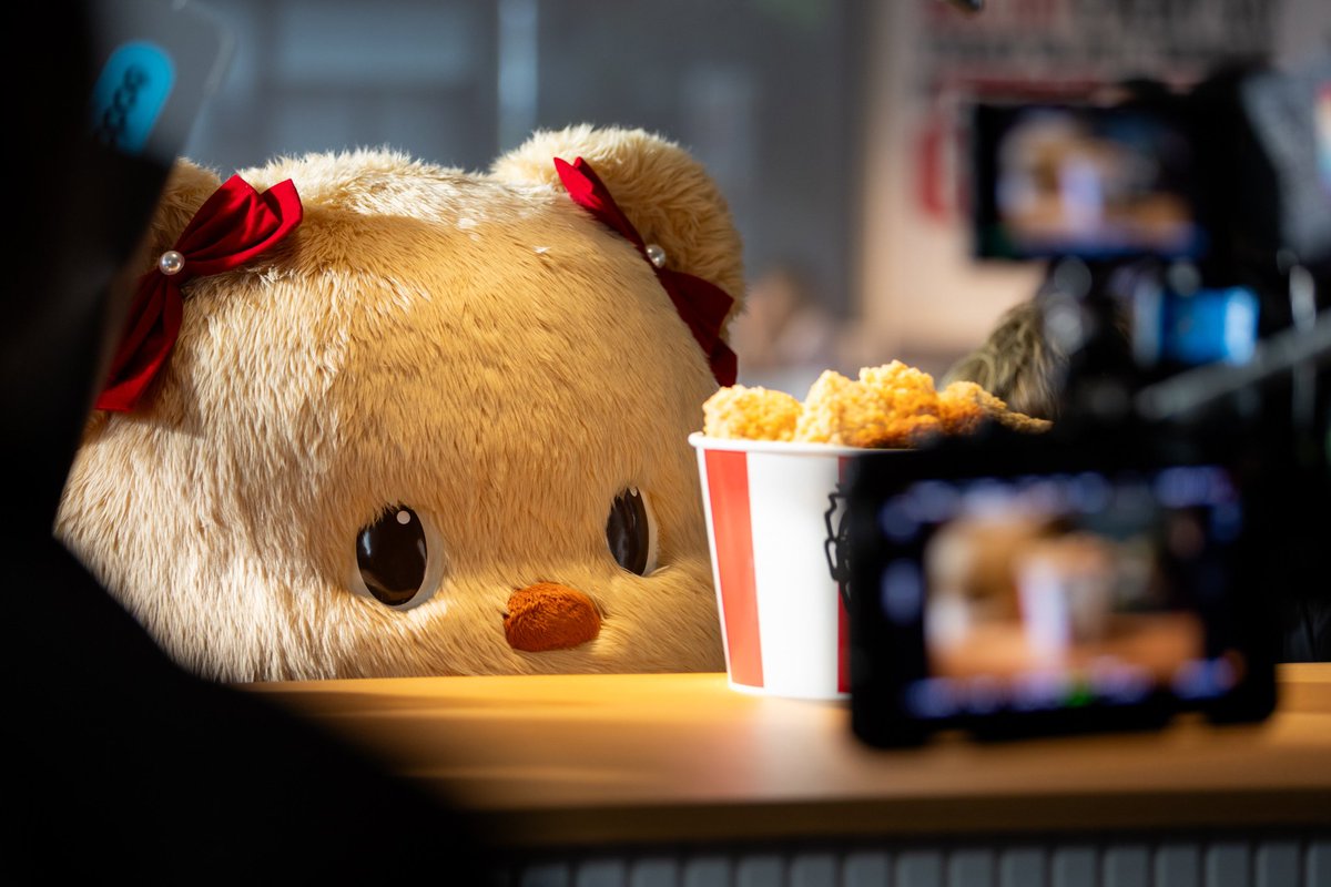 แววตาแบบนี้...มัมหมีอยากเปนไก่ทอดกันเปนแถ๊วววว 😍🥰

#butterbear #KFCxButterbear