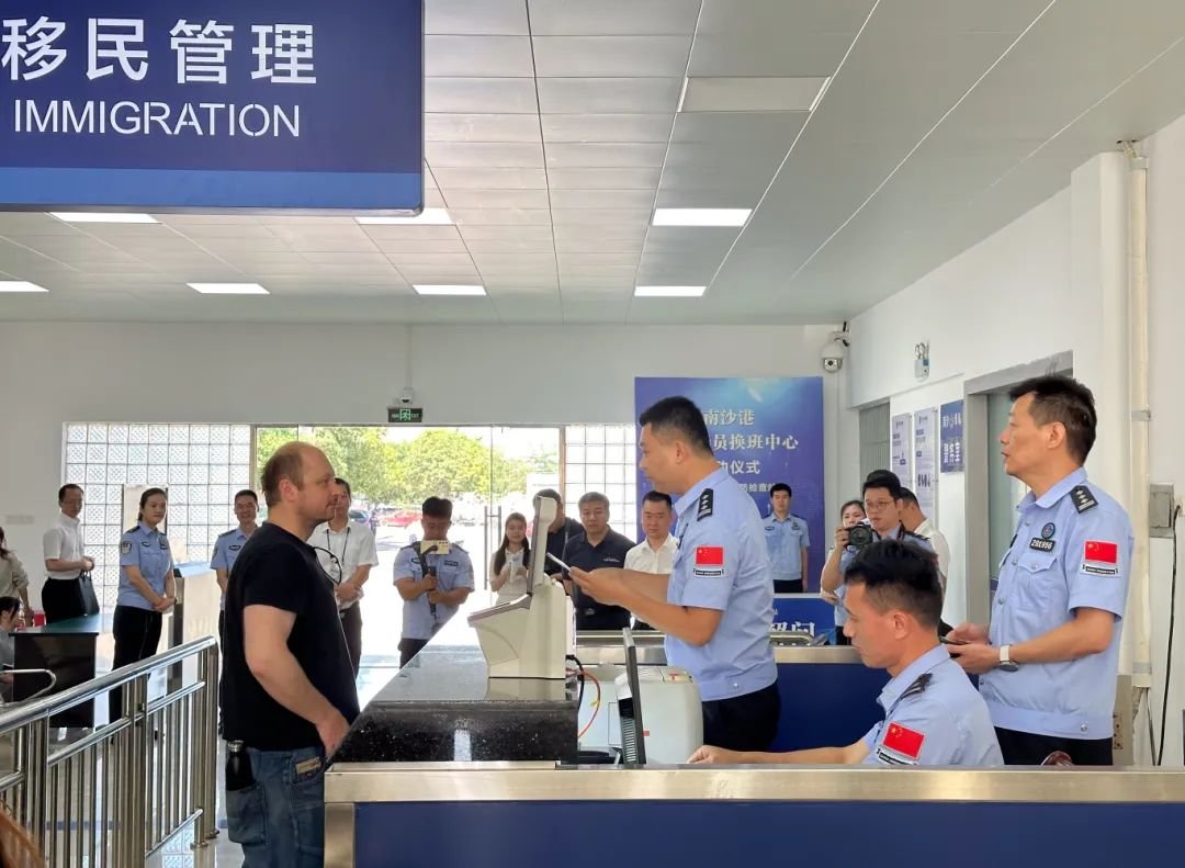 NanshaLook's tweet photo. 🛳️On June 25, 2025, the International Crew Change Center in 📍#Nansha,#Guangzhou was officially launched, enabling rapid customs clearance in just eight minutes.🚀#NanshaPort #MaritimeLogistics #CrewChange #SmartCustoms #GBA #ShippingInnovation #SeafarersLife #ChinaInfrastructure https://t.co/Ytqc6Z9SUJ