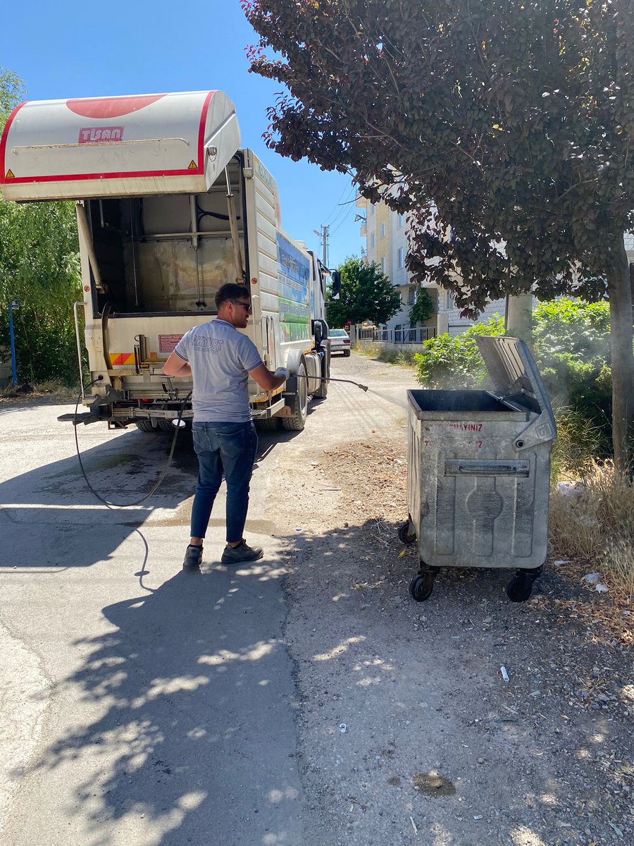 Atık konteynerlerimizin bakım ve temizliğini düzenli olarak gerçekleştiriyoruz.