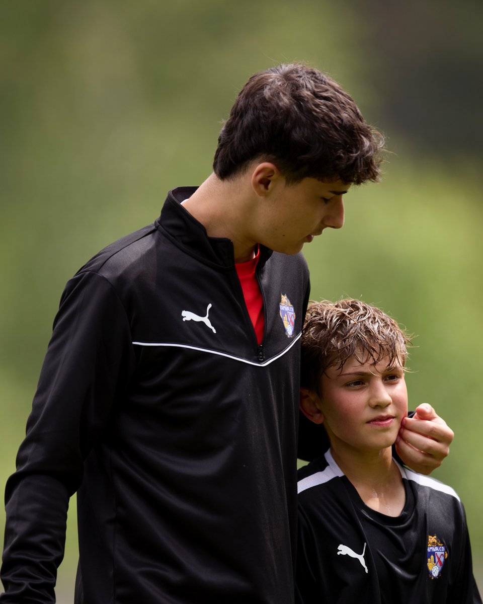 ermua_cd's tweet image. Gaur kanpusean futbolean ibili dira… 🏉⚽ baina rugby baloiekin!
Eta konturatu gara: baloia ez da garrantzitsuena.
Lagunartea, barreak eta elkarlana dira hemen benetan balio dutenak. ❤️
🔴 Ermua CD – bihotzez jokatzen da hemen.
#ErmuaCD #GaurKanpusean #BaloreakLehenengo