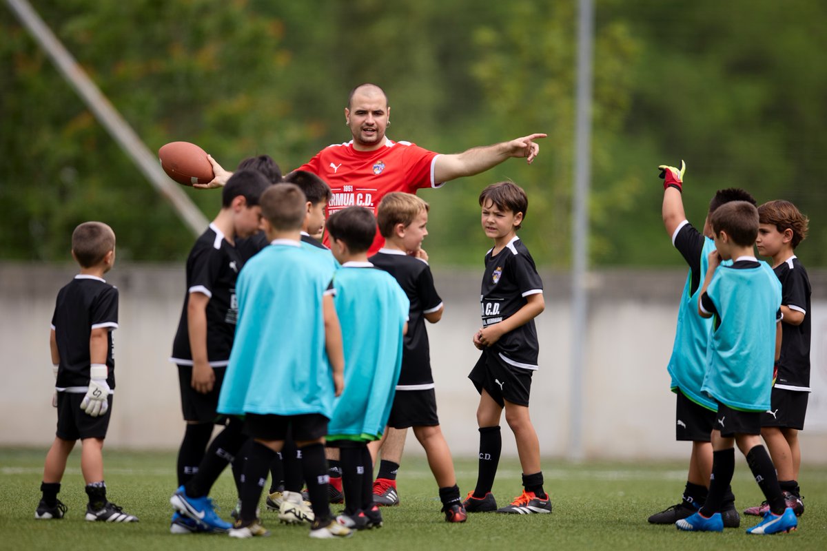 ermua_cd's tweet image. Gaur kanpusean futbolean ibili dira… 🏉⚽ baina rugby baloiekin!
Eta konturatu gara: baloia ez da garrantzitsuena.
Lagunartea, barreak eta elkarlana dira hemen benetan balio dutenak. ❤️
🔴 Ermua CD – bihotzez jokatzen da hemen.
#ErmuaCD #GaurKanpusean #BaloreakLehenengo
