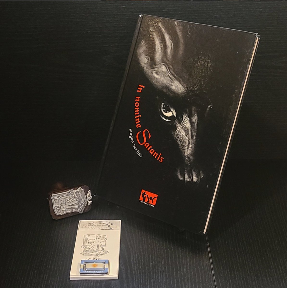 mgc_inventory's tweet photo. :libro: ID_b0480
In nomine satanis. (1994, JOC Internacional)
Croc
194p - HardCover - ESP
#jocinternacional #innominesatanis #magnaveritas #libroderol #books #libros #collector #bookworm #bookaholic #vintagebooks #books #bookcommunity #bookcovers #collecting #readersofinstagram https://t.co/BEgFwaRkrD