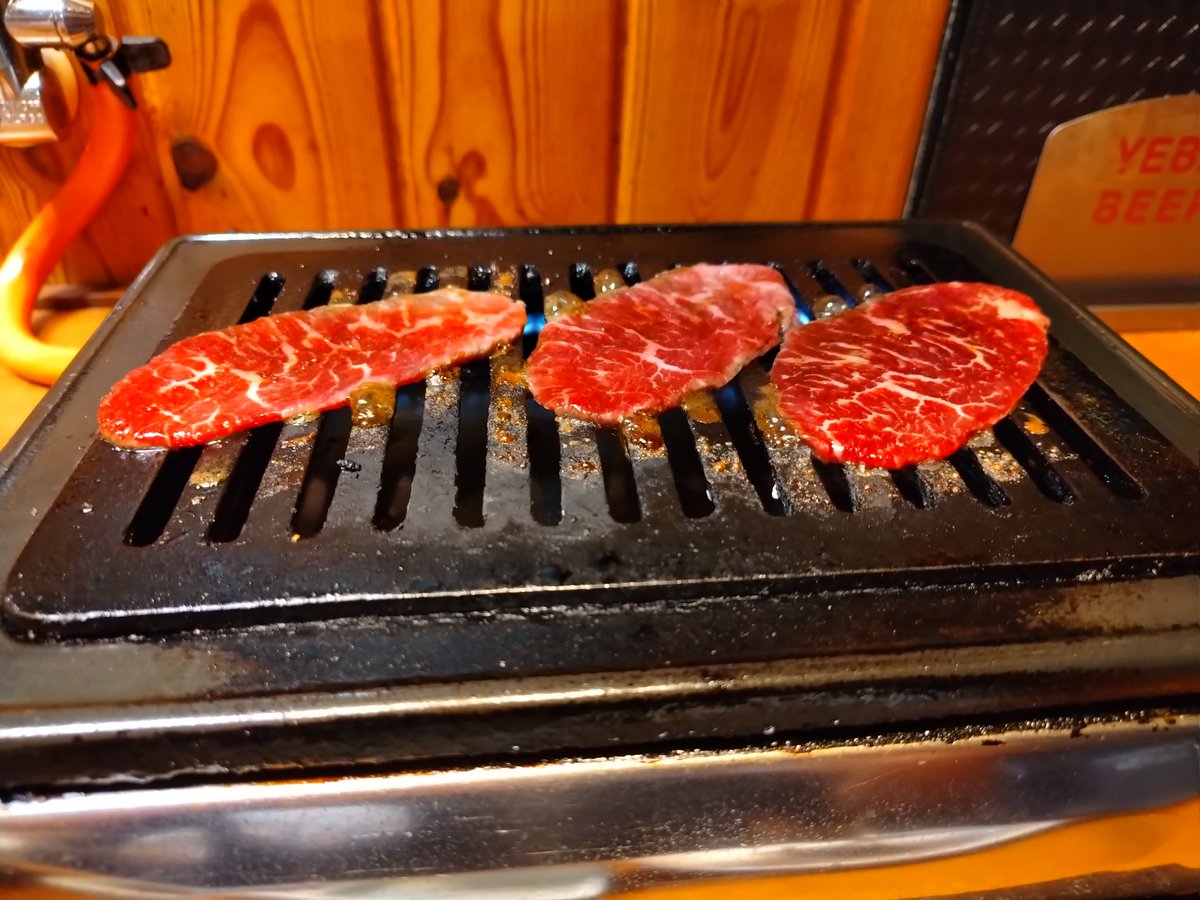 2AW_chi_bayan's tweet photo. 本日は焼肉商事さんに行ったぞ！
どれも美味しいお肉だった！！
7月、8月とこども食堂はお休みの予定だ！
今年も海の家をやるので、そっちにお邪魔してくれ！

ポスターも貼らせてもらったぞ！
いつもありがとう！
#焼肉商事
#2AW https://t.co/dK3rtK3apb