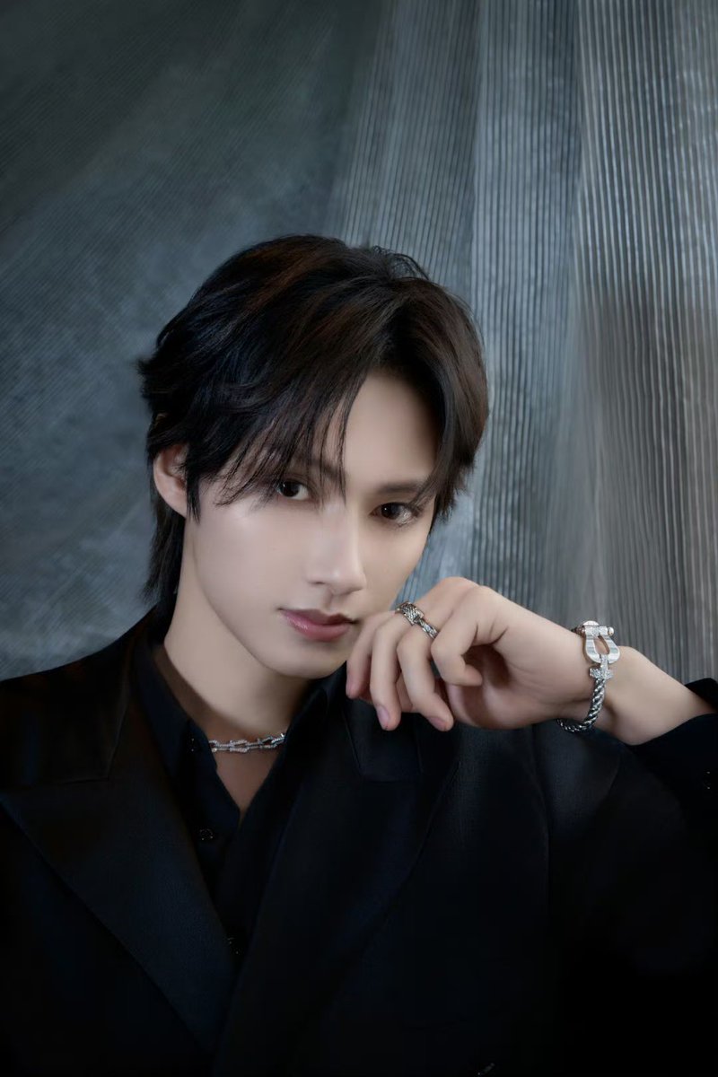 17CARATS_INA's tweet photo. [#SVTMI] SEVENTEEN #Jun mendapatkan panggilan melalui speaker dari pihak bandara karena last boarding  

👤: Penumpang terakhir, Wen Junhui, Wen Junhui, harap cepat naik ke pesawat di gerbang keberangkatan. Penerbangan Anda akan ditutup dalam satu menit.

*Diketahui Jun hari ini berangkat dari Beijing ke Paris untuk jadwal pribadi luar negerinya.

©CHAnCHAn_arwen 
@pledis_17 #SEVENTEEN #세븐틴