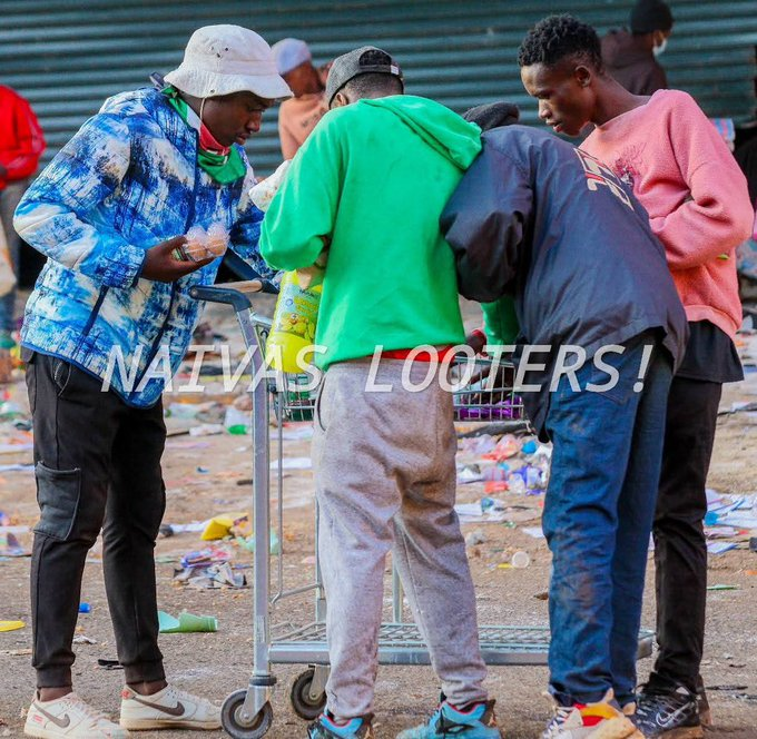 "Kiongozi      wa maandamano X anahimiza ‘mapambano’ lakini anaishi kwenye jumba. Nani      anajitolea kweli? #FalaNiNani"