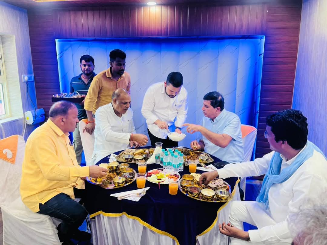 SatishSGwalior's tweet photo. आज कांग्रेस पार्टी के प्रदेश प्रभारी माननीय श्री हरीश चौधरी जी का विधायक कार्यालय में सहभोज के अवसर पर ससम्मान स्वागत किया गया। इस विशेष अवसर पर जिला अध्यक्षगण, विधायकगण, वरिष्ठ कांग्रेस नेता, तथा पार्टी कार्यकर्ता उपस्थित रहे। https://t.co/92jNveKgQJ
