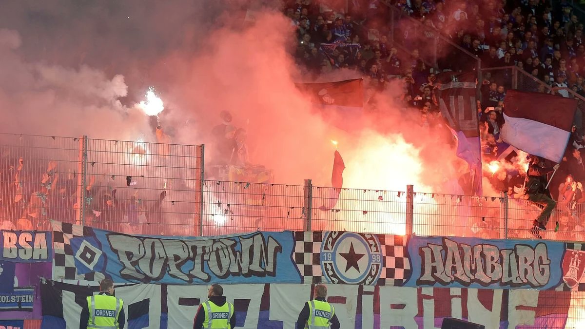 ultras1899_'s tweet photo. Hambourg : Henrik Köncke (34 ans) a été élu président du #HSV, avec plus de 65 % des votes du Conseil de surveillance du #HamburgerSV. Henrik Köncke était autrefois le capo du groupe #ultras #Poptown, auto-dissous en décembre 2018, après 20 ans de présence dans la #Nordtribüne. https://t.co/QikxM5KF7G