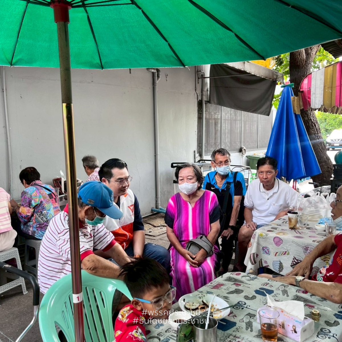 TanadejP's tweet image. 🛒 ตลาดอมรพันธ์ 9 สส.ธนเดช (ภูมิ) เดินชมสินค้าที่วางขาย มีอาหารน่ารับประทานมากมาย และใช้เวลาเดียวกันพูดคุยกับพี่ ๆ น้อง ๆ ที่พบเจอ ใครอยู่แถวนี้ ลองมาเดินเล่นได้นะครับผม

#พรรคประชาชน
#ธนเดชของประชาชน
#ลาดพร้าว #บึงกุ่ม