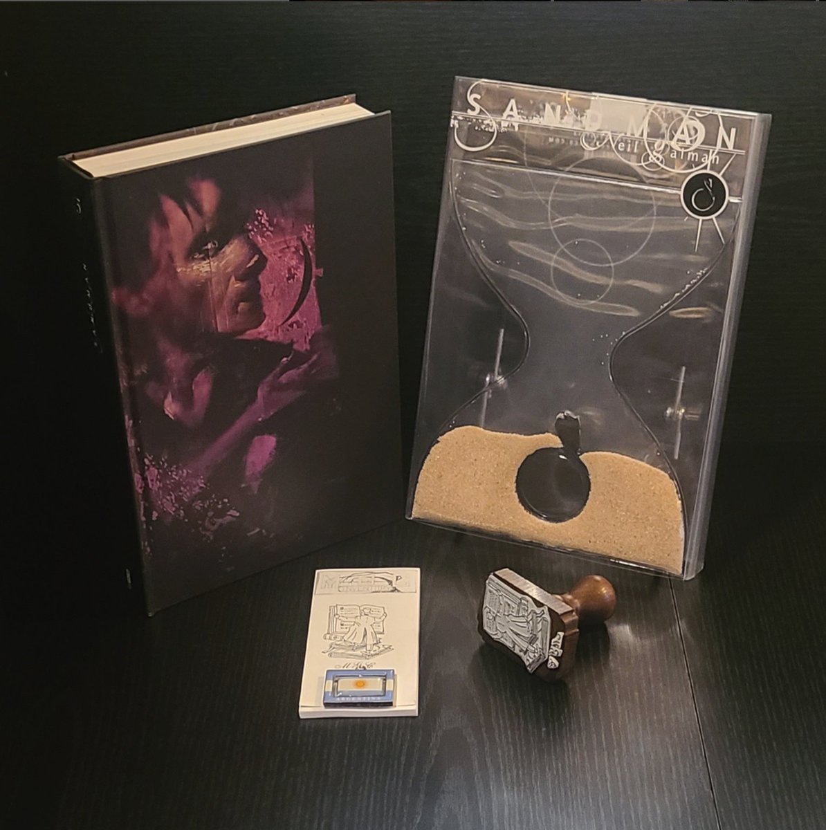mgc_inventory's tweet photo. :libro: ID_0882
Sandman: Edición Deluxe vol. 5 (abr-2018, ECC Ediciones)
Neil Gaiman
608p - HardCover - ESP
#sandman #neilgaiman #eccediciones #books #libros #collector #bookworm #bookaholic #vintagebooks #books #bookcommunity #bookcovers #collecting #readersofinstagram https://t.co/Fbzf6mqGQH