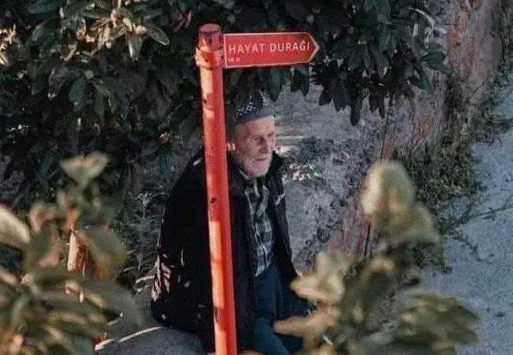 SelametiFaruka's tweet photo. Yolun durakları vardır. Hasret durağı. Sevda durağı. Kırgınlık durağı. Affetme durağı. Veda durağı. Ölüm durağı. İnsan o duraklardan birine vardı mı, durağın her zerresini iliklerine kadar yaşamadan bir sonraki durağa geçemez. Böyle böyle öğrenir hayatı, yaşamayı. Bunu öğrendim. https://t.co/p0gSPCoP22