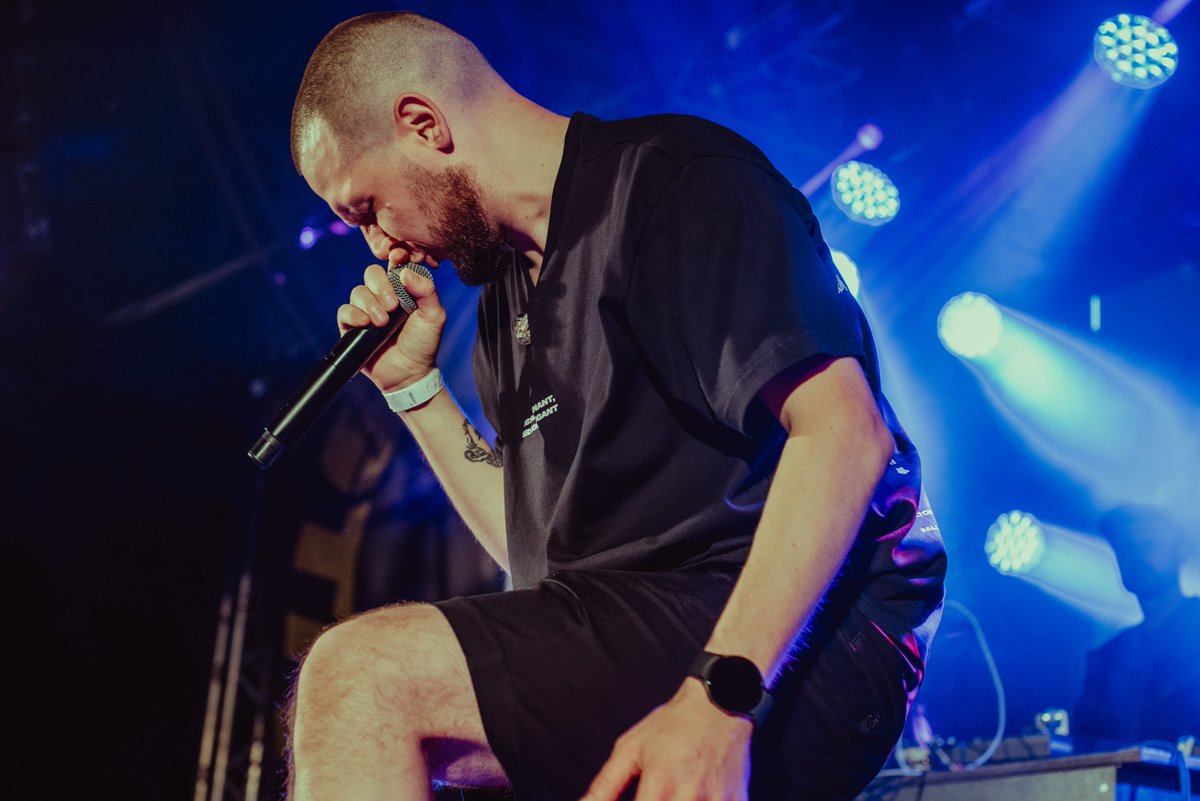 Pirms divām vasarām pašmāju hip-hopa dziesmu svētki skanēja šādi. Tiekamies festivālā “Straume” jau nākamnedēļ, uz skatuves kāpsim pirmās dienas, 4. jūlija, noslēgumā, ap pusnakti. 

Biļetes un papildu informācija: straumefest.lv.

Foto – Pēteris Bērziņš.