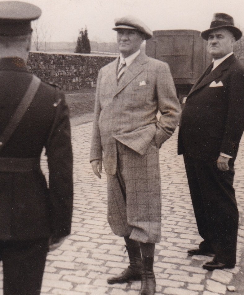 Reisicumhur Atatürk. (1937)