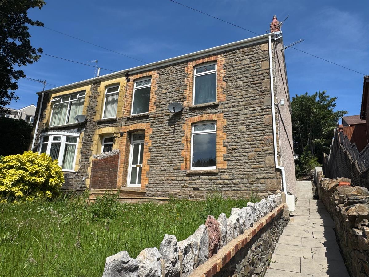 New to market - 3 Bed Semi-Detached House, Rose Villas, Skewen, Neath, £1,250pcm. View details: smart-lettings.co.uk/propertydet.as…