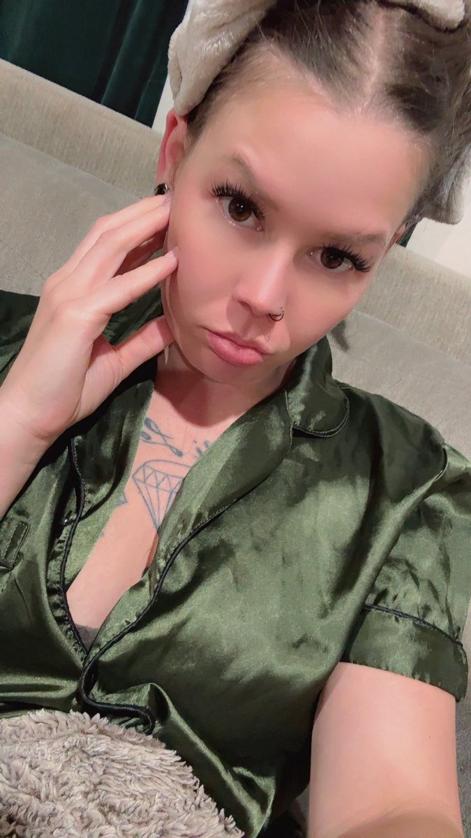 CoronaFoxx's tweet photo. Fucking exhausted, I haven’t slept more than 2 hours a night for 3 days 😑 whyyyy https://t.co/4Iq0HBQEzg