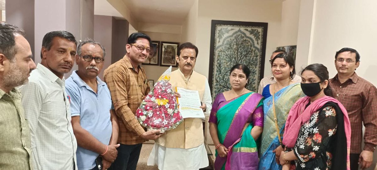 SurjeetBhadou10's tweet photo. माननीय उप मुख्यमंत्री   राजेंद्र शुक्ला जी आपने कैबिनेट मीटिंग के बाद जो बोला था एक भी मांग पूरी नहीं हुई है  दो दिन पहले रीवा में आपसे सभी अतिथि विद्वान मिले थे महोदय आपने हमेशा सहयोग किया है भाजपा शासित अन्य राज्यों में अतिथि विद्वान नियमित हो सकते हैं तो मप्र में क्यों नहीं https://t.co/DoH5vvvEj6