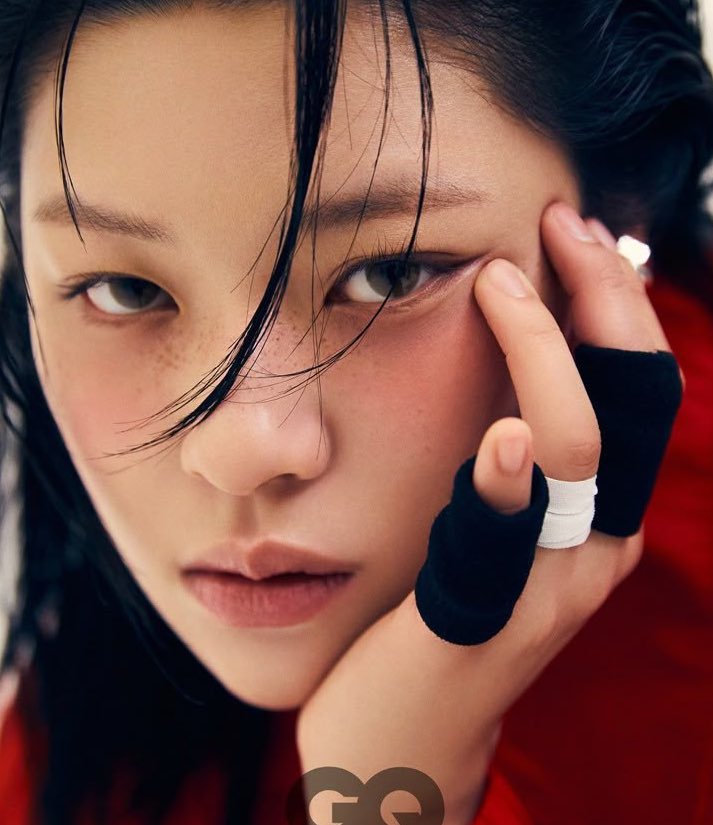 THAT’S MY MIRA GIRL ❤️ 
STREAM “TAKEDOWN” 

open.spotify.com/playlist/5gnqR…