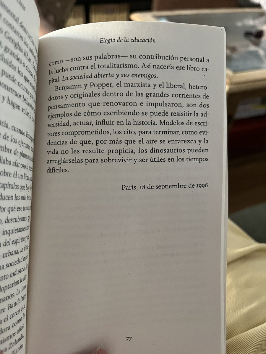 Vargas Llosa explica de manera muy sugestiva su visión sobre el papel de la literatura en tiempos convulsos. Dos imágenes conmovedoras de adversarios ideológicos: Walter Benjamin escribiendo sobre Baudelaire mientras la sombra del nazismo se extendía por Europa y Karl Popper, en