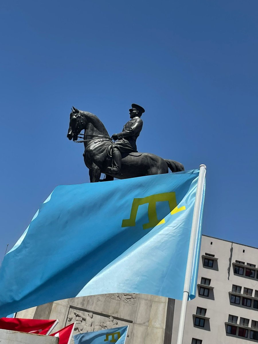 26 Haziran Kırım Tatar Bayrak günü kutlu olsun!
 
Çok yakın bir zamanda kardeş ve kaderdaş Gök Bayrağın Kırım'da özgürce dalgalanabilmesi dileğiyle. 

Türkmeneli, her zaman kardeşinin yanındadır.