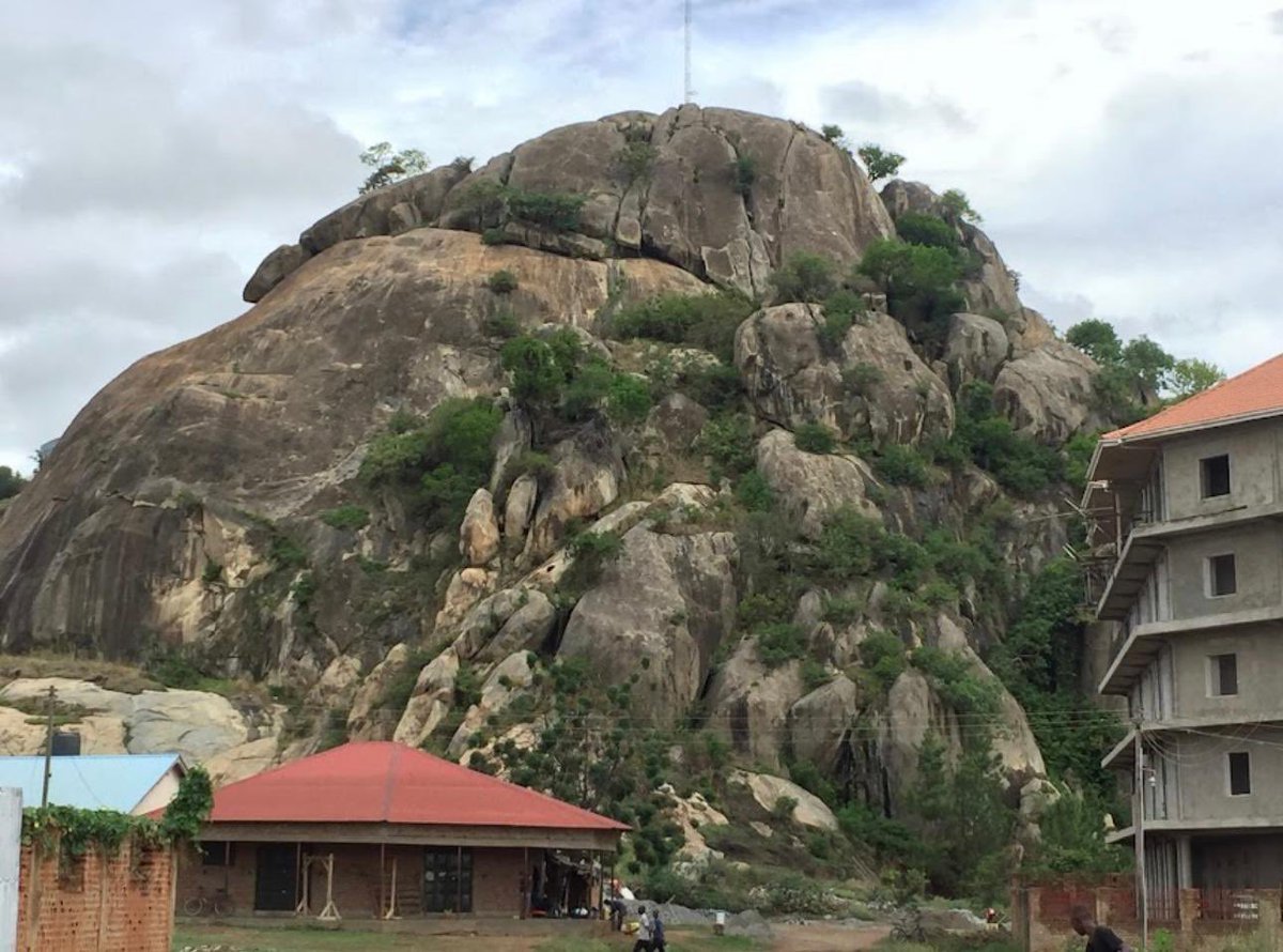 I am an Atesot, my home is filled with beauty in and out. The beauty of Teso runs deep from within the roots into our spirits.
Let’s talk about tourism. A glimpse of the beautiful sceneries of my homeland 🥰🥰
1. Soroti rock found in Soroti district. 
1/3 Thread 
#IAmMyCulture