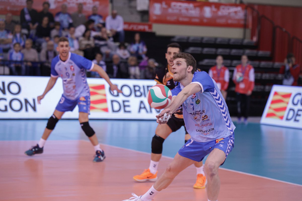 Club Voleibol Guaguas Las Palmas de Gran Canaria (@cvguaguas) on Twitter photo Nuevos tiempos. Un logo nuevo. Expectación.
El equipo de <a href="/Felipe_Pascual/">Felipe Pascual</a> ha ido haciendo un trabajo de evolución.
El camino es largo y los retos, en la cantera, en las ligas, y en Europa, se avecinan exigentes.
En la defensa empieza todo.
¿Gusta, sí o no, el logotipo nuevo? Nuevos tiempos. Un logo nuevo. Expectación.
El equipo de <a href="/Felipe_Pascual/">Felipe Pascual</a> ha ido haciendo un trabajo de evolución.
El camino es largo y los retos, en la cantera, en las ligas, y en Europa, se avecinan exigentes.
En la defensa empieza todo.
¿Gusta, sí o no, el logotipo nuevo?