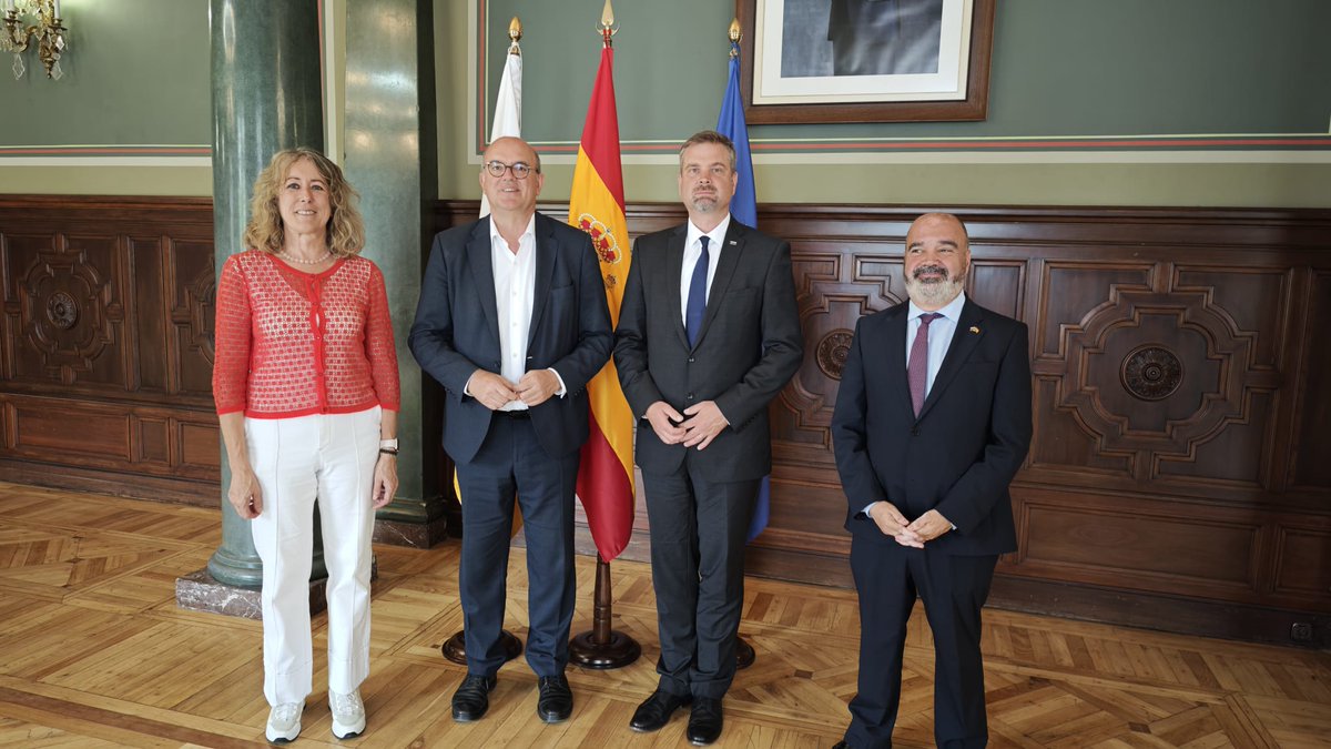 Delegación del Gobierno en Canarias (@dgcanarias) on Twitter photo 🇸🇮🇪🇸 El delegado del Gobierno en Canarias, <a href="/AnselmoPestana/">Anselmo Pestana</a>, ha recibido hoy al nuevo embajador de la República de Eslovenia en España, <a href="/tadejrupel/">Tadej Rupel</a> 🇸🇮🇪🇸 El delegado del Gobierno en Canarias, <a href="/AnselmoPestana/">Anselmo Pestana</a>, ha recibido hoy al nuevo embajador de la República de Eslovenia en España, <a href="/tadejrupel/">Tadej Rupel</a>