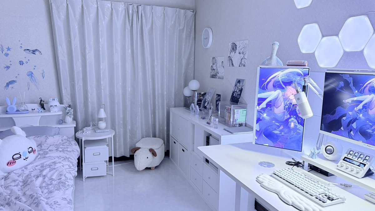 デスクの下しか引いてなかったフロアタイル奥まで引いてベッドの位置変えたりした！長方形の部屋でレイアウト難しいけど満足ᐡ- ·̫ •ᐡฅ

#desksetup