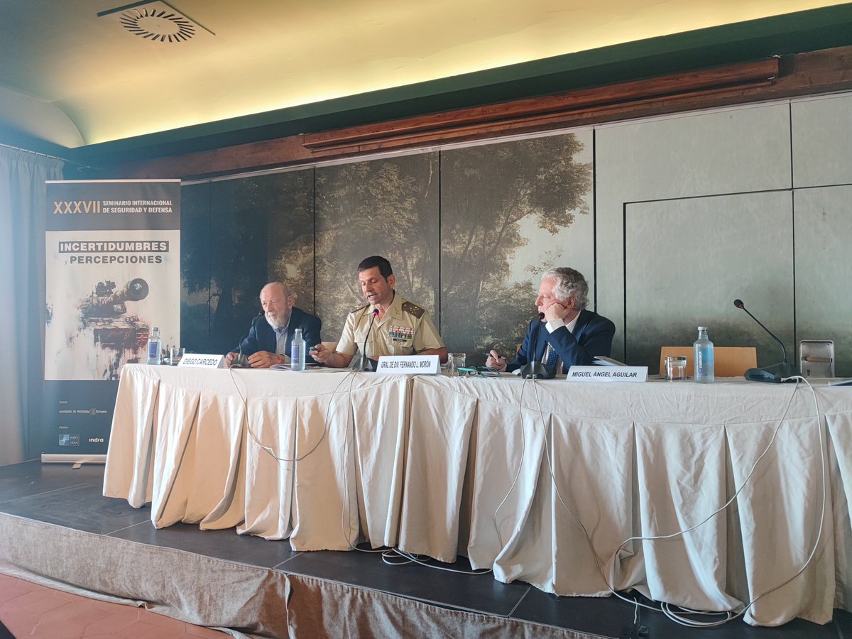 Asociación de Periodistas Europeos (@apeuropeos) on Twitter photo La última sesión de #seminariodefensa se titula 'Retos para la defensa en la era de la desinformación', con el Gral. Fernando Luis Morón Ruiz. Le acompañan el presidente de <a href="/apeuropeos/">Asociación de Periodistas Europeos</a> Diego Carcedo (<a href="/CarcedoDiego/">Diego Carcedo</a>) y el Secretario Gral. Miguel Ángel Aguilar La última sesión de #seminariodefensa se titula 'Retos para la defensa en la era de la desinformación', con el Gral. Fernando Luis Morón Ruiz. Le acompañan el presidente de <a href="/apeuropeos/">Asociación de Periodistas Europeos</a> Diego Carcedo (<a href="/CarcedoDiego/">Diego Carcedo</a>) y el Secretario Gral. Miguel Ángel Aguilar
