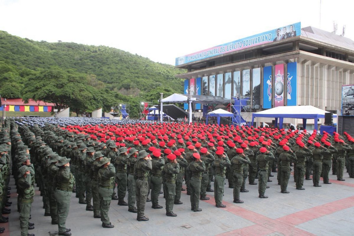 dhernandezlarez's tweet photo. Tal como lo estipula el artículo 328 de la Constitución de la República Bolivariana de Venezuela establece lo siguiente:

"La Fuerza Armada Nacional constituye una institución esencialmente profesional, sin militancia política, organizada por el Estado para garantizar la independencia y soberanía de la Nación y asegurar la integridad del espacio geográfico, mediante la defensa militar, la cooperación en el mantenimiento del orden interno y la participación activa en el desarrollo nacional, de acuerdo con esta Constitución y la ley..."