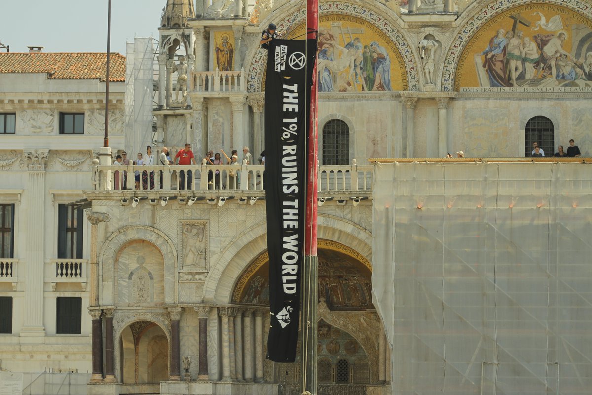 La protesta di oggi a #Venezia di <a href="/XrItaly/">Extinction Rebellion Italia</a> per le nozze di #JeffBezos 
<a href="/xr_venezia/">xrvenezia</a> #LaurenSanchez