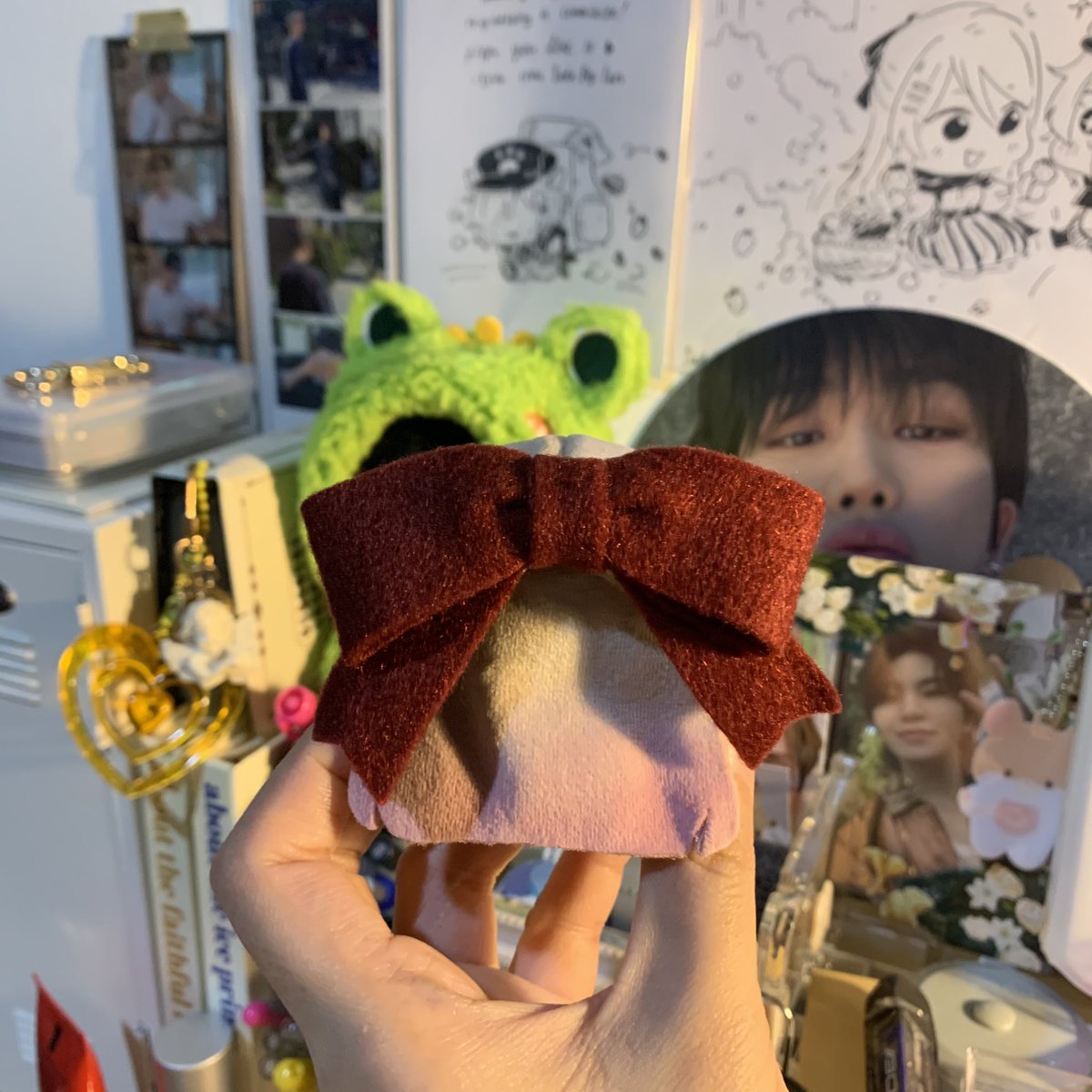 lingerinlilac's tweet photo. She came home with a ribbon &amp; a whole lotta pride 🎀

🔮: “Lookie lookie! Isn’t this so cute?”
🍵: “You’re already cute without it.”
Hoon and Eight just watched as she paraded like she owned the place.
🍚: *chuckles, shakes head “C'mon, sweetheart. Let’s get some dinner first.” https://t.co/Sh58I90RW7