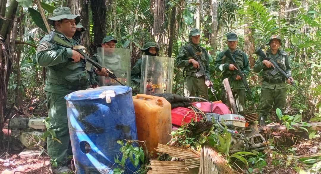 dhernandezlarez's tweet photo. ¡La minería y la explotación de hidrocarburos está prohibida en el estado  Amazonas! ¡FANB en despliegue de seguridad y defensa! https://t.co/TQ92jw9NPD