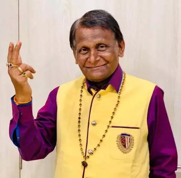 छत्तीसगढ़ के जनकवि हमारे "कका"
डॉ सुरेंद्र दुबे नहीं रहें. सबको हंसाने वाले 'कका' हमेशा के लिए हम सबको छोड़कर चले गए. <a href="/ashutoshdubeyji/">Ashutosh Dubey</a> भाई और पूरे परिवार को इस भीषण दुख को सहने की शक्ति ईश्वर दे सादर नमन 🙏
#Chhattisgarh