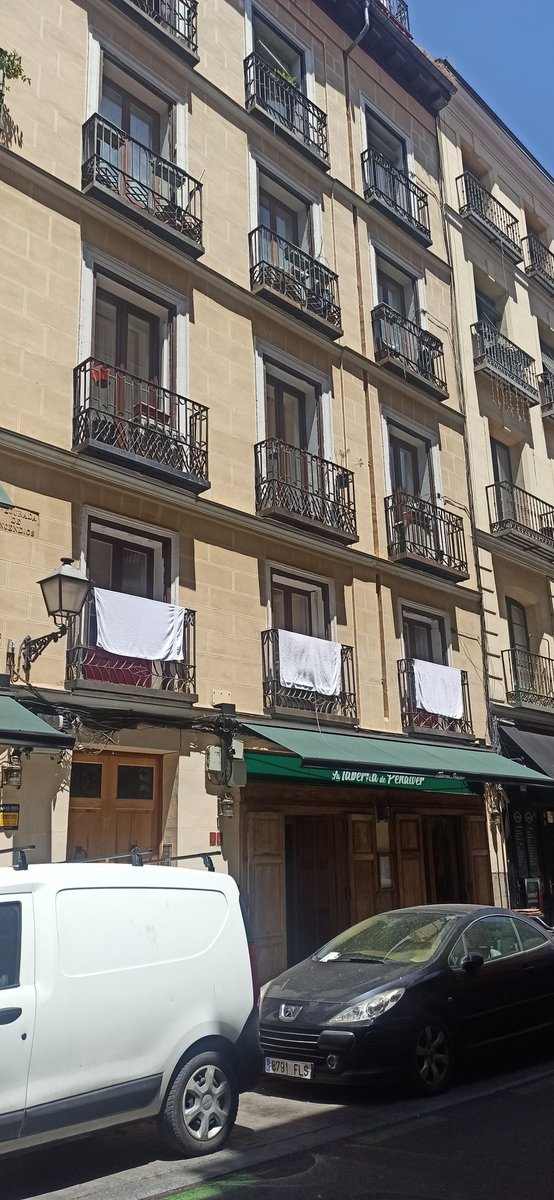 AVCavas's tweet image. ¿Adivinas cuál es uno de los pisos turisticos de este edificio que le importa una mierda la estética de una calle del Centro Histórico de Madrid?