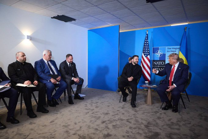 Трамп встретился с Зеленским в подсобке Гааги

Трамп-"Левински на встрече был очень милым, таким как никогда. Я его спросил-Ну, как дела на фронте?"

Зеленский-"Нам дали в рот, но мы не сглотнули!"

Результат встречи. У Зеленского остались только два союзника-ТЦК и рефрижератор