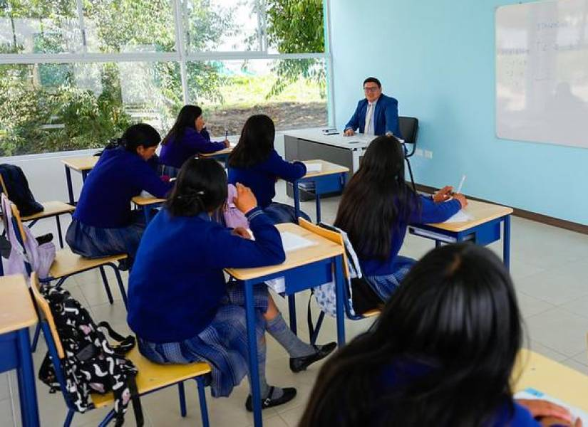 Varios compañeros maestros de diferentes provincias, están recibiendo amenazas, extorsiones e intimidación, y es por eso que la #UNE ha decidido declarar en emergencia a la educación, para que todo esto termine.
#Educación #DeclaratoriaEmergencia #WRadioEc #LaHoraCLave