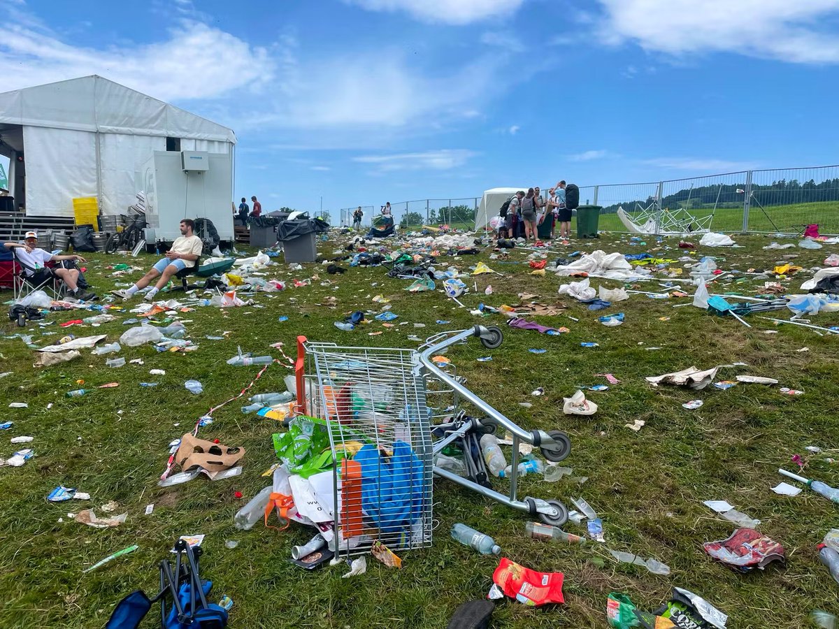 So sieht es aus, wenn ein paar tausend Menschen ein paar Stunde warten mussten, bevor sie auf das Open Air Gelände konnten. Oder sollte ich sagen, ein paar tausend ignorante Vollidioten. 
#openairstgallen