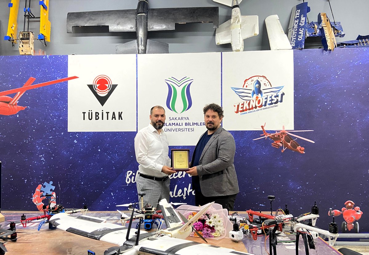 🫱🏻‍🫲🏼 Teknoloji Yarışmaları Koordinatörlüğümüzde devir-teslim töreni düzenlendi.

Yapay Zekâ Merkezi Müdürü olarak atanan Doç. Dr. Ali Furkan Kamanlı, görevi koordinatör yardımcısı Dr. Öğr. Üyesi Muhammed Telçeken’e devretti.

Detaylar 👇
🔗 haber.subu.edu.tr/tr/node/2135