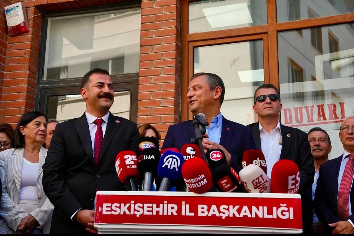 avtalatyalaz's tweet photo. Cumhuriyet Halk Partisi; yüz yılı aşkın süredir bu topraklarda korkusuzca mücadele veren, kökleri derin, gövdesi dimdik bir çınardır.

Gücünü ve meşruiyetini yalnızca geleneklerinden ve örgütünden alır!

Kurultay iradesi; yalnızca delegelerimizin değil, milyonlarca yurttaşımızın iradesir. Bu iradeyi yok saymak, örgütümüzün alın terine, halkımızın umuduna sırt çevirmektir.

Partimizin kurultayını tartışmalı hale getirerek suni gündemler yaratmaya çalışanlara mahal vermeyeceğiz!

Bugün Gazi’nin emaneti, 47 yıl sonra partimizi birinci parti yapan Genel Başkanımız Sayın Özgür Özel’dedir.

Defeatla da dile getirdiğimiz gibi, Genel Başkanımızın yanındayız!

#ÖzgürÖzel @eczozgurozel @herkesicinCHP @chpeskisehir