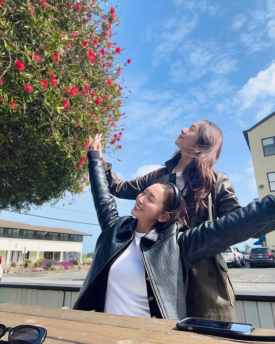 Eonni는, giggles and sweet.