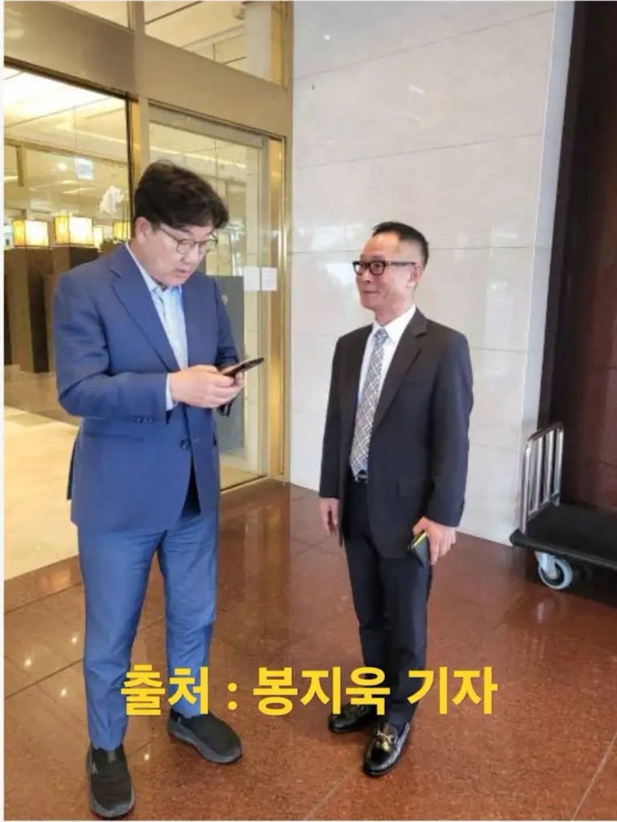 봉지욱 기자

권성동과 KH그룹 조 전 부회장이 
만난 사진. 오늘 매불쇼 출연 중 받은 제보입니다.

두 사람 통화 녹취가 파장이 클 것 같습니다.

지난해 집중보도한 대북송금 사건의 진실이 초읽기네요.

배상윤 회장은 저와 공식 인터뷰를 하시죠.

김성태 회장도 마음 바뀐 거면 연락하세요.