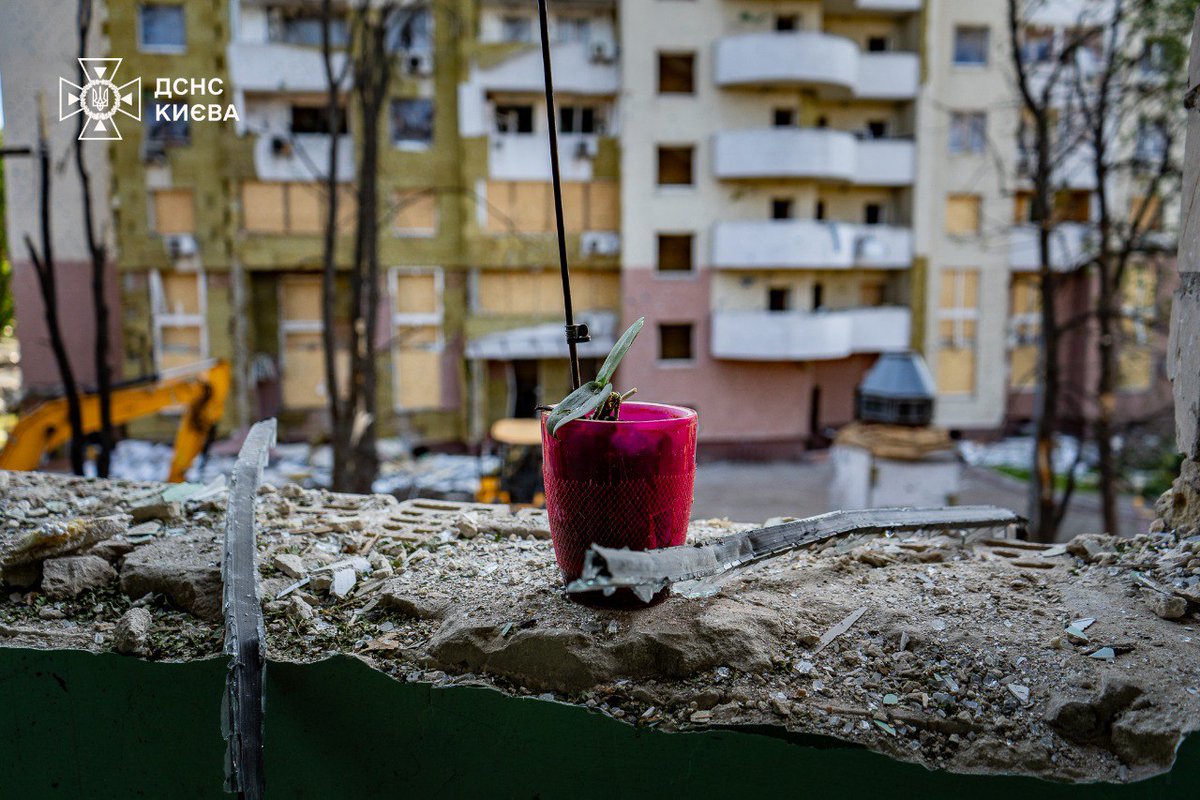 ⚡️ Rescuers have finished clearing the rubble of a residential building in Kyiv that was destroyed by a Russian missile on June 23, State Emergency Service said. 

The strike killed 9 people (including one child). 13 more residents were injured.

📷 DSNS in Kyiv/Telegram