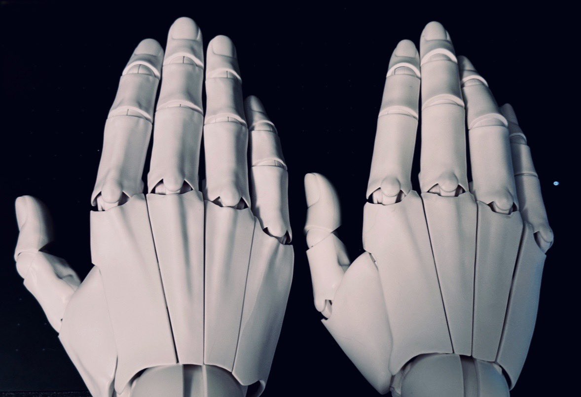 #コトブキヤハンド
男性モデル(左)、中性版に比べて筋がはっきり出ててかっこいい！✨
骨格がっしりキャラ描く時使います💪