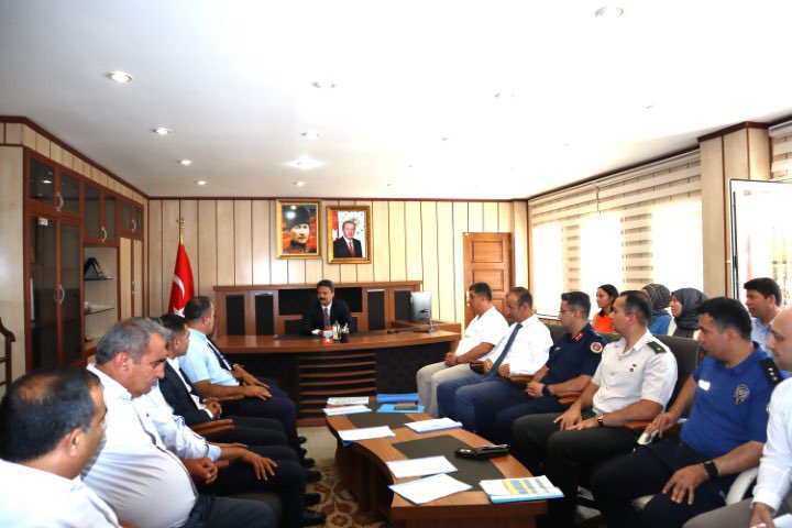 Cumhurbaşkanımız Sayın Recep Tayyip Erdoğan’ın imzasıyla yayımlanan 2025  Yaz Mülki İdare Amirleri Atama Kararnamesi” kapsamında ilçemize atanan Kaymakamımız Dr. Ahmet Oğuz Aslan görevine başladı.

Besni ilçe protokolü, Kaymakamımız Dr. Ahmet Oğuz Aslan’ı makamında ziyaret etti.